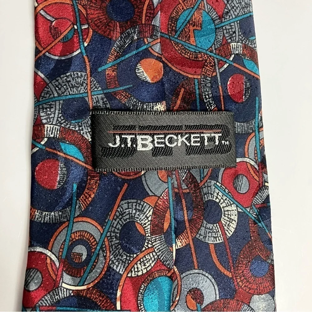 J.T.‎ Beckett tie circle pattern